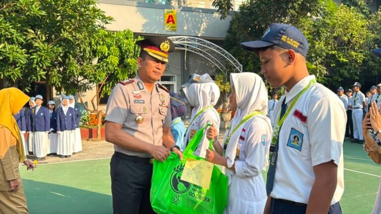 Wakapolresta Sidoarjo Buka MPLS SMAN 2 Sidoarjo, Bekali Pentingnya Disiplin Waspadai Bahaya Kenakalan Remaja