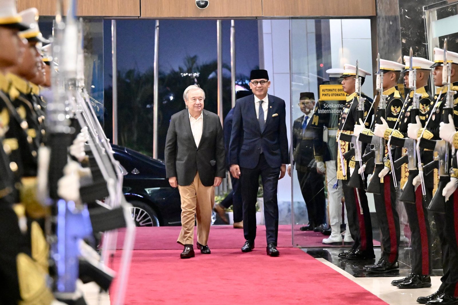 Sekjen PBB António Guterres Tiba di Indonesia, Disambut Jajar Kehormatan