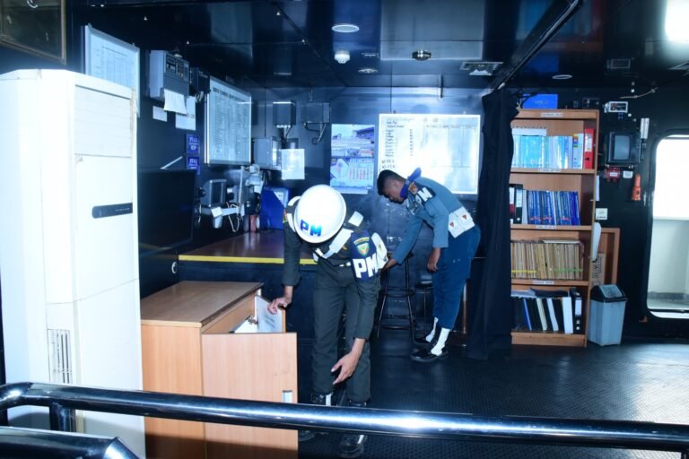 Kodaeral XI Periksa Tumbuhan dan Satwa Liar di KRI Teluk Bintuni-520, Cegah Penyelundupan Satwa Dilindungi
