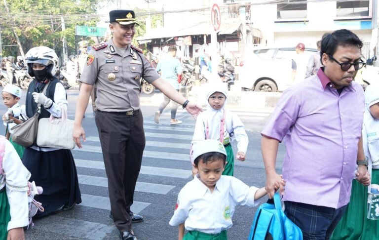 Kapolresta Sidoarjo Turun Langsung Pagi Melayani di Jalan Raya
