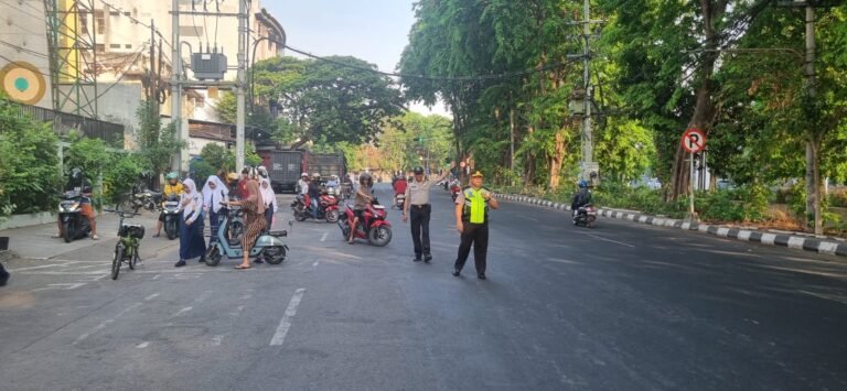 Wujudkan Pelayanan Prima, Polsek Pabean Cantikan Gelar Pengaturan Lalu Lintas Pagi di Depan SMPN 8 Surabaya
